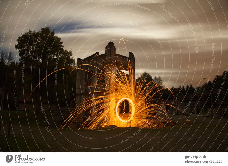 Feuerkreis am Turm Kunst Natur Erde Himmel Gewitterwolken Nachthimmel Sommer Menschenleer Bauwerk Mauer Wand Abenteuer Leidenschaft Farbfoto Außenaufnahme