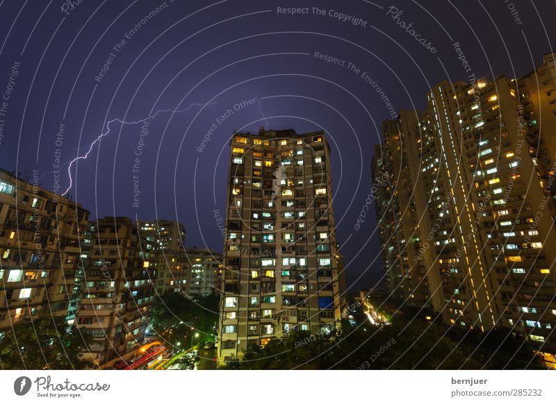 gordon the flash Stadt bevölkert Hochhaus Architektur blau schwarz Sicherheit Blitze Gewitter Bombay Indien Unwetter Einschlag Beleuchtung Wohnung Nacht