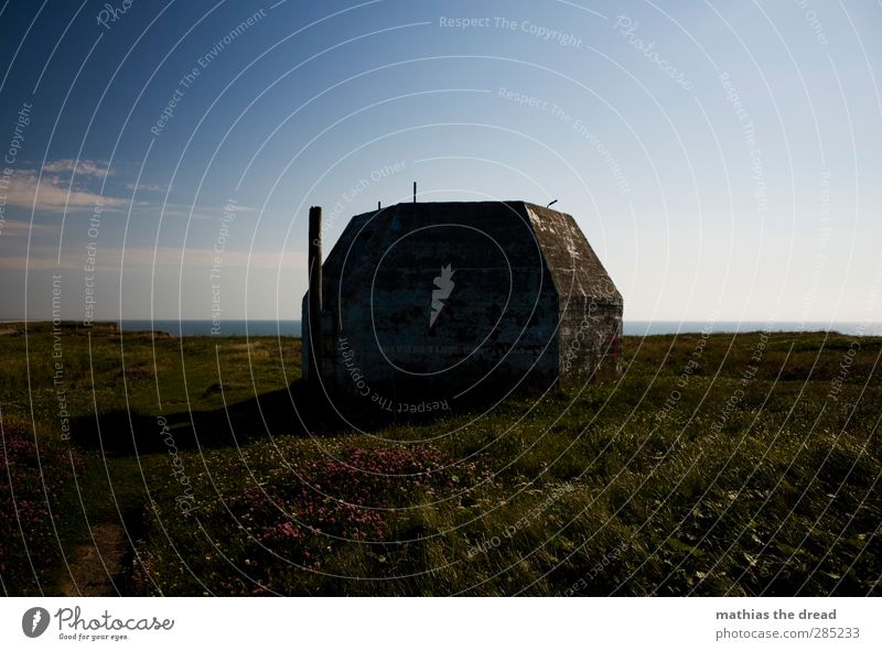 BUNKER Umwelt Natur Landschaft Luft Wasser Himmel Wolken Horizont Gras Wiese Küste alt außergewöhnlich bedrohlich dunkel eckig kalt Krieg Bunker Turm