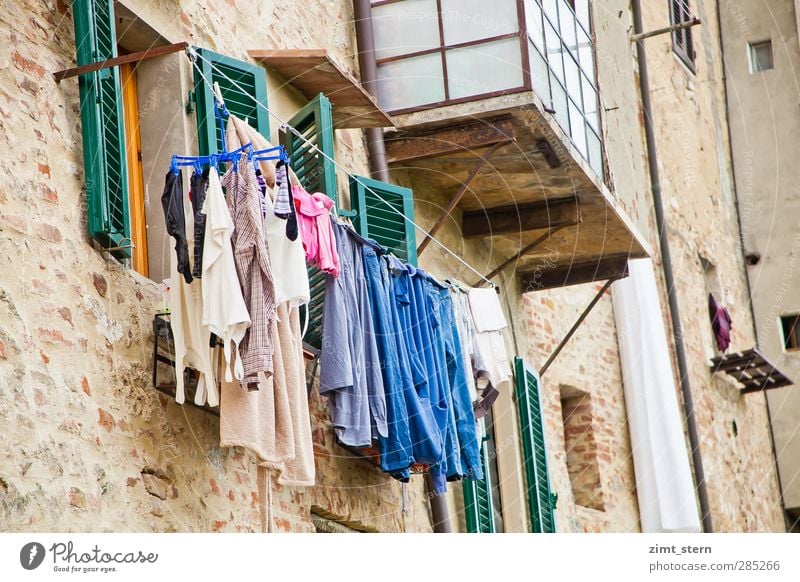 Waschtag Häusliches Leben Wohnung Wäscheleine Wäsche waschen Colle Val D'Elsa Italien Toskana Dorf Altstadt Haus Mauer Wand Fenster Fensterladen T-Shirt Hemd