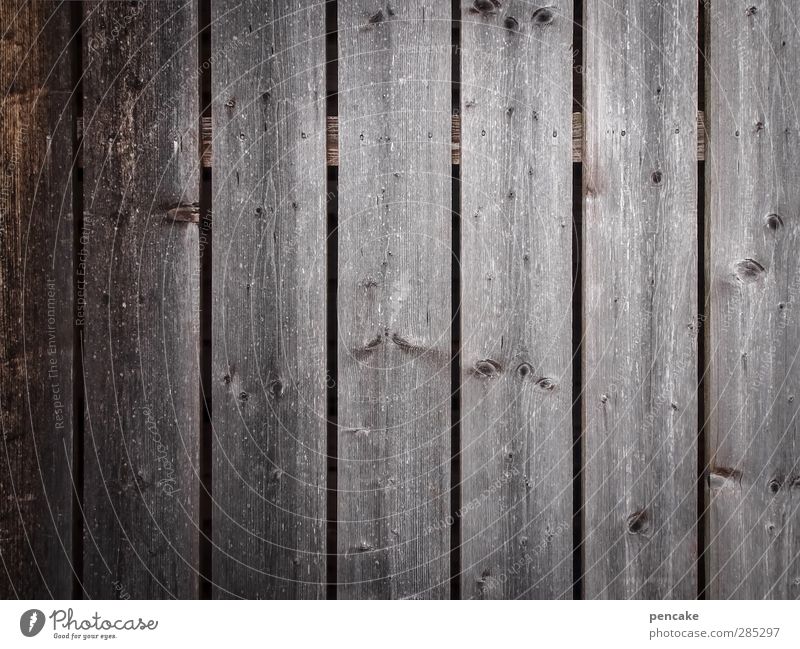 glücklich, wer vergisst Mauer Wand Holz trist vergessen Glück glücklicherweise grau Holzwand leer alt verfallen Holzhütte Gedeckte Farben Außenaufnahme