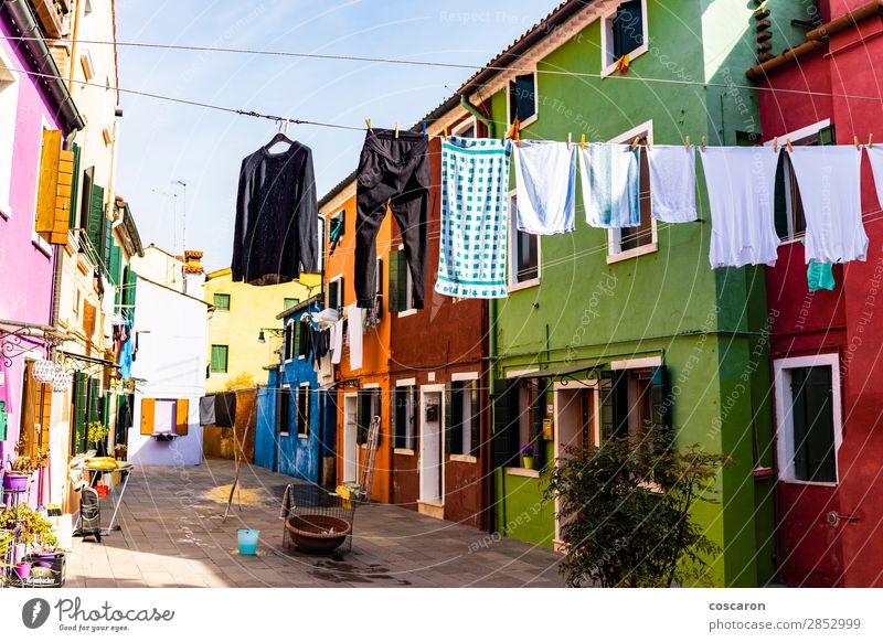 Hängende Kleidung auf den Straßen von Burano, Venedig, Italien. schön Ferien & Urlaub & Reisen Tourismus Sommer Sommerurlaub Insel Haus Kultur Dorf Stadt