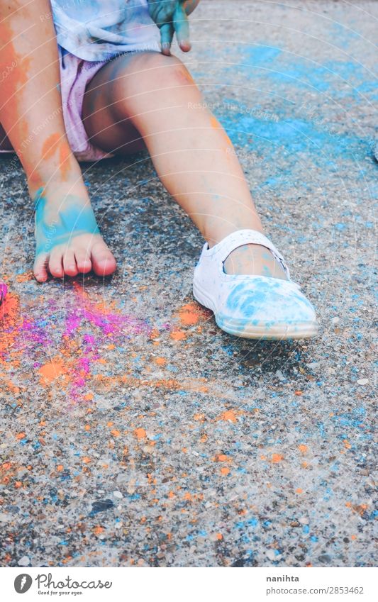 Kleines Mädchen schmutzig von Farbe Lifestyle Stil Freude Glück Leben Spielen Kindererziehung Bildung Kindergarten Schule Mensch Kleinkind Frau Erwachsene