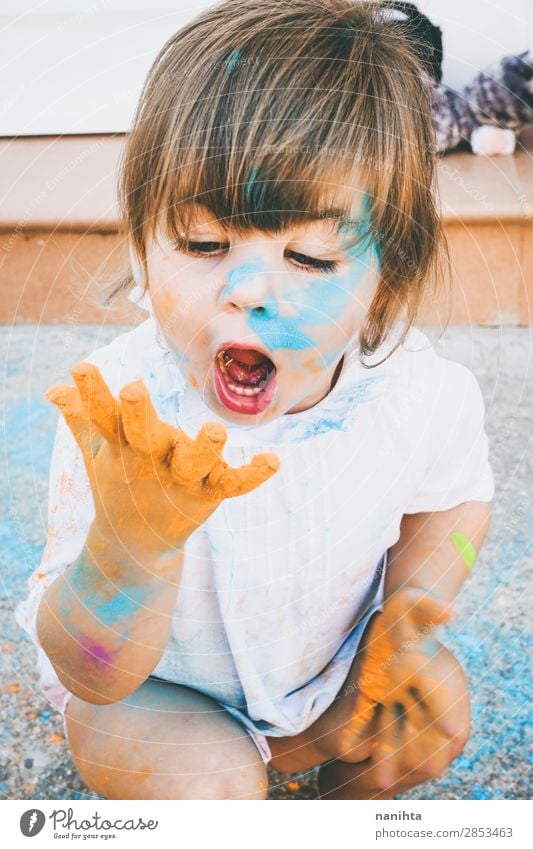 Kleines Mädchen schmutzig von Farbe Lifestyle Stil Freude Glück Leben Spielen Kindererziehung Bildung Kindergarten Schule Mensch feminin Kleinkind Kindheit 1