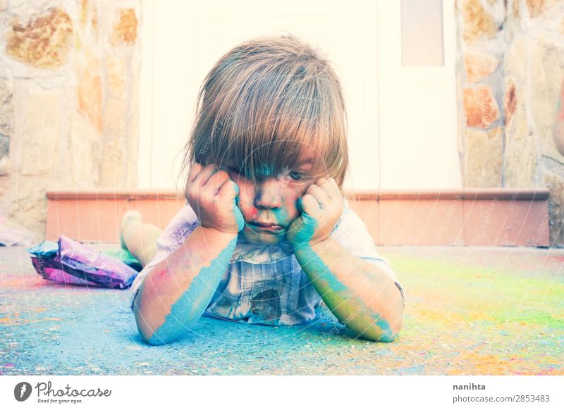 Kleines Mädchen schmutzig von Farbe Lifestyle Stil Leben Freizeit & Hobby Spielen Kindererziehung Bildung Kindergarten Schule Mensch feminin Kleinkind