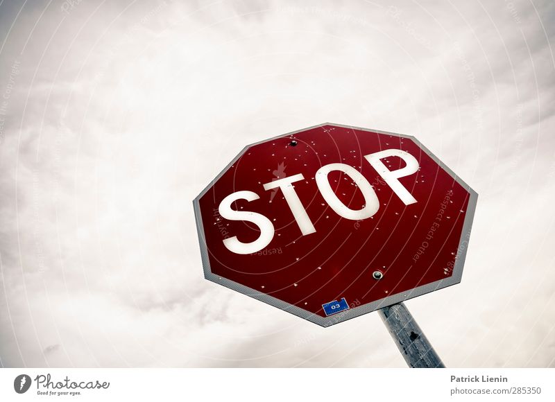 STOP Verkehr Straße Zeichen Schilder & Markierungen Hinweisschild Warnschild Verkehrszeichen Aggression Angst Einsamkeit Endzeitstimmung Freiheit