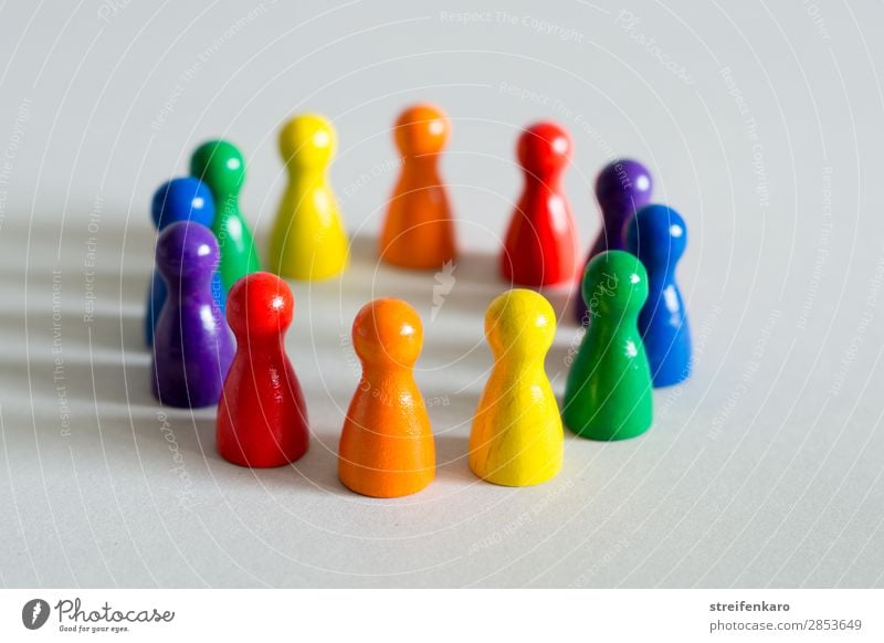 Spielfiguren in Regenbogefarben bilden einen Kreis Menschengruppe Spielzeug Holz Kommunizieren stehen ästhetisch frei Fröhlichkeit natürlich positiv rund blau