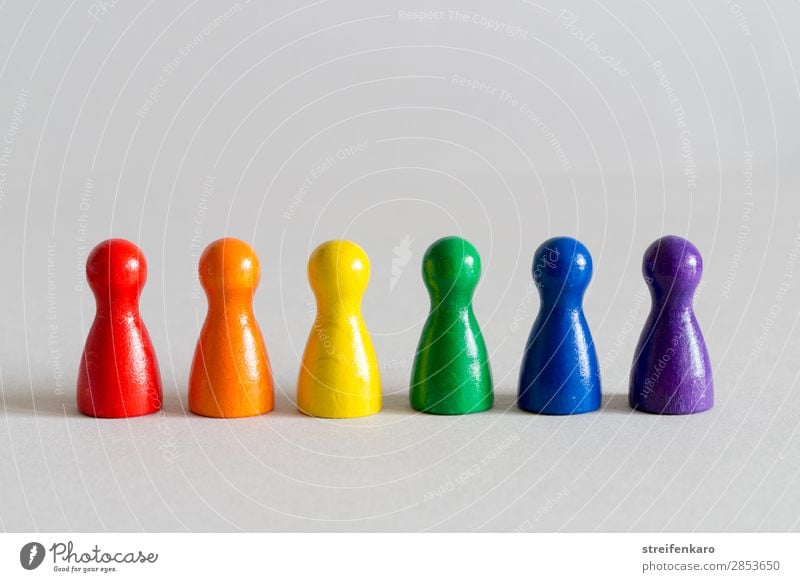 Spielfiguren in Regenbogenfarben stehen in einer Reihe Homosexualität Menschengruppe Spielzeug Holz Zeichen ästhetisch Fröhlichkeit natürlich blau mehrfarbig
