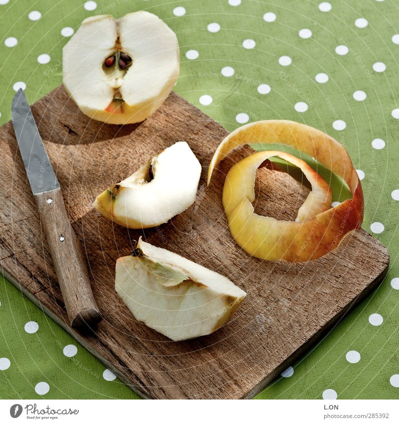 Apfelstücke Lebensmittel Frucht Ernährung Frühstück Picknick Bioprodukte Vegetarische Ernährung Diät Fasten Messer Schneidebrett Tischdekoration Holz Essen