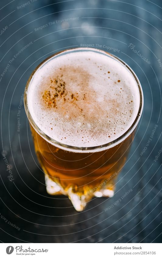 Glas Bier auf dunklem Hintergrund Alkohol Bar Getränk Flasche Brauerei Coolness Handwerk trinken Schaum Lebensmittel gold Grunge Pub Tisch durstig Holz