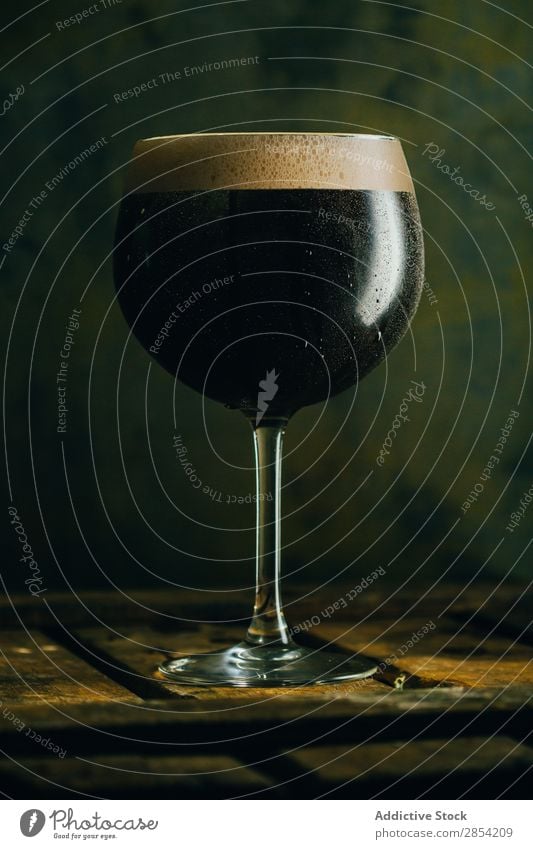 Ein Glas Schwarzbier Alkohol Bier Bar Getränk schwarz Briten Coolness Handwerk dunkel trinken trockene, kräftige Schaum Lebensmittel Grunge Guinness Iren