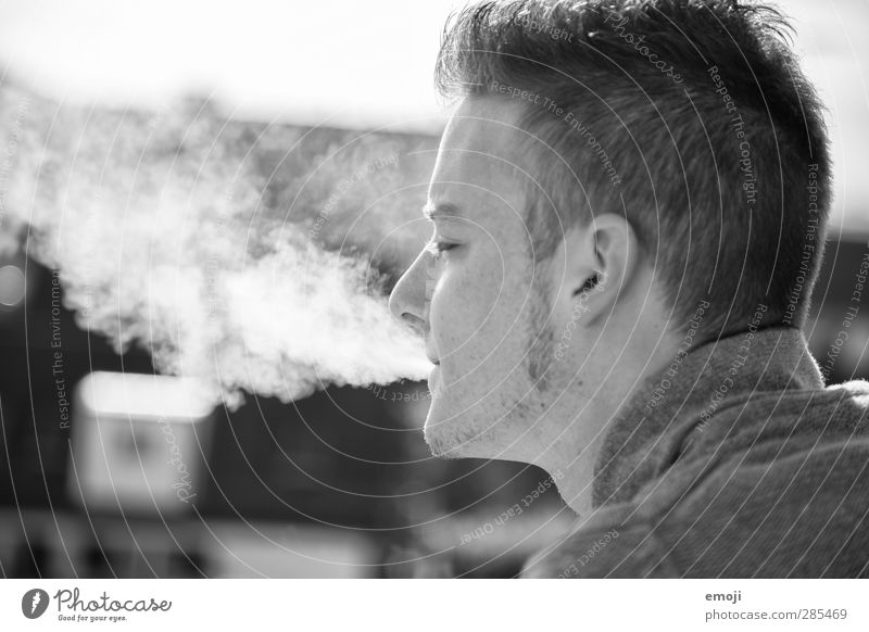 ~ maskulin Junger Mann Jugendliche Kopf 1 Mensch 18-30 Jahre Erwachsene kurzhaarig Bart Coolness Rauchen Schwarzweißfoto Außenaufnahme Tag Porträt Profil