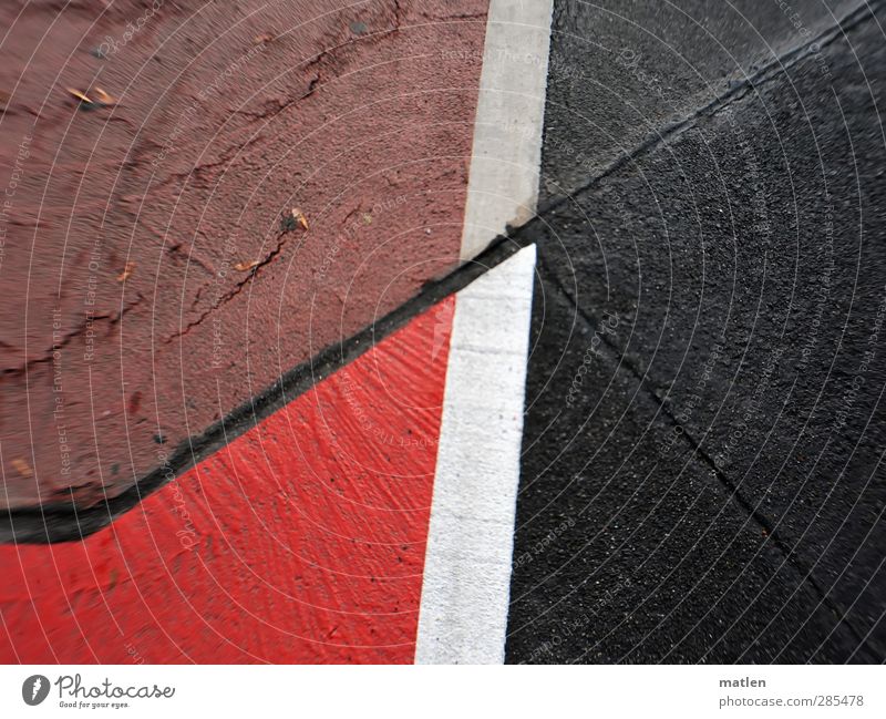 Feldversuch Menschenleer Verkehrswege Fahrradfahren Straße Wegkreuzung rot schwarz weiß Fahrradweg Straßenkreuzung Naht Strukturen & Formen Kontrast alt und neu
