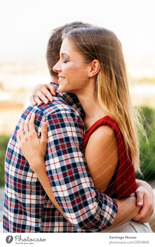 Ein junges, liebevolles Paar, das sich auf der Straße umarmt. Liebe Frau Partnerschaft Jugendliche schön Umarmen Romantik Fröhlichkeit Küssen romantisch Lächeln