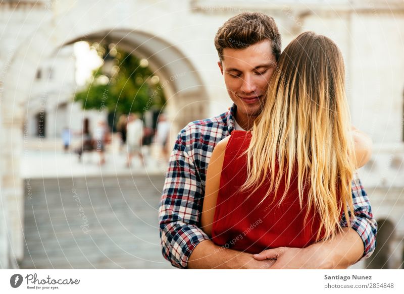 Ein junges, liebevolles Paar, das sich auf der Straße umarmt. Young Love Concept. Liebe Frau Partnerschaft Jugendliche schön Umarmen Romantik Fröhlichkeit