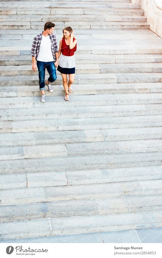 Romantisches junges Paar beim Spaziergang durch die Stadt. laufen Partnerschaft Liebe Jugendliche Glück lachen Lächeln Mensch Treppe gehen abwärts Sommer Straße