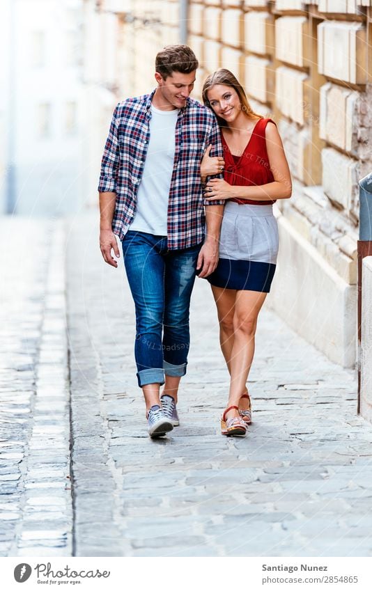 Romantisches junges Paar beim Spaziergang durch die Stadt. laufen Partnerschaft Liebe Jugendliche Glück lachen Lächeln Mensch Sommer Straße Großstadt Europa