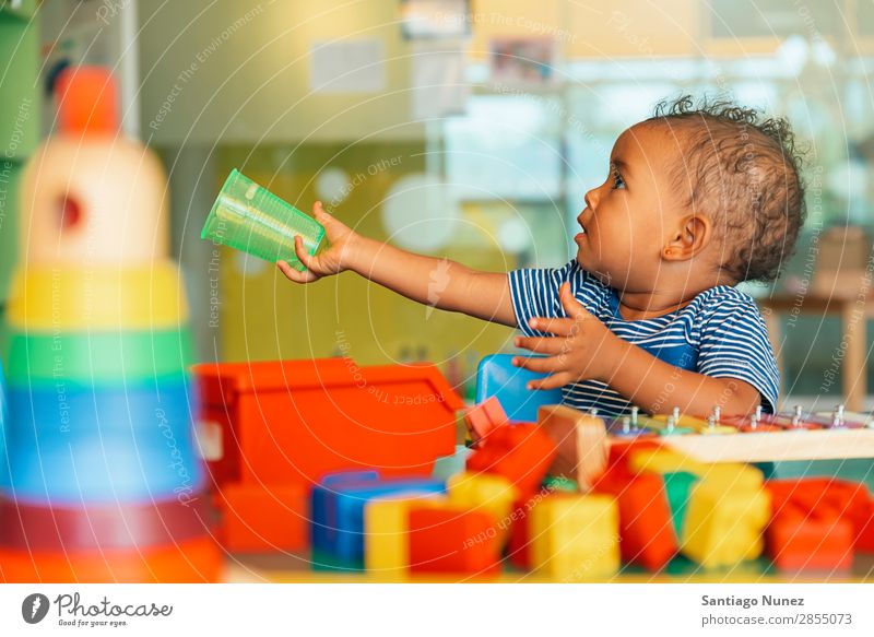Das glückliche Baby will Wasser. Spielen Kinderbetreuung Kindergarten Schule Spielzeug Kleinkind Mädchen klein Blöcke Glück Fürsorge Etage niedlich Freude