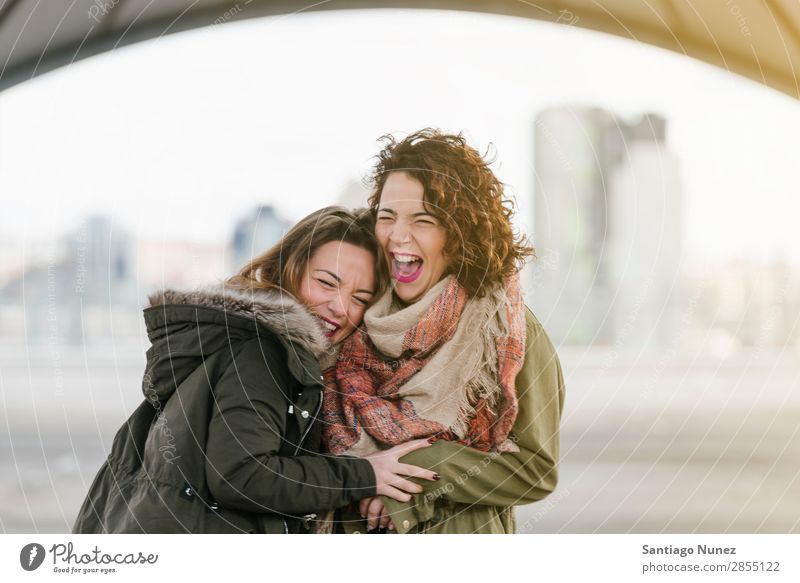 Zwei schöne Frauen, die Selfiei auf der Straße nehmen. lachen Glück Freundschaft Freundinnen Jugendliche Porträt Sommer Lifestyle Freude Mädchen Zusammensein