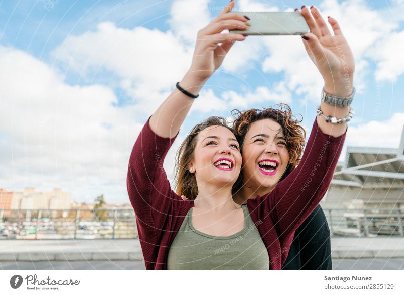 Zwei schöne Frauen, die sich auf der Straße selbst fesseln. Selfie lachen Glück Freundschaft Freundinnen Jugendliche Porträt Sommer Lifestyle Freude Mädchen