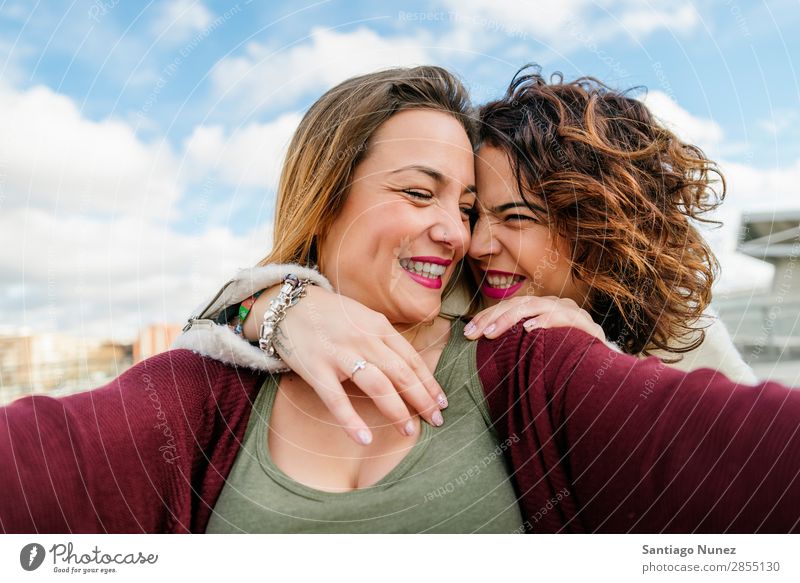 Zwei schöne Frauen, die Selfie auf der Straße nehmen. lachen Glück Freundschaft Freundinnen Jugendliche Porträt Sommer Lifestyle Freude Mädchen Zusammensein