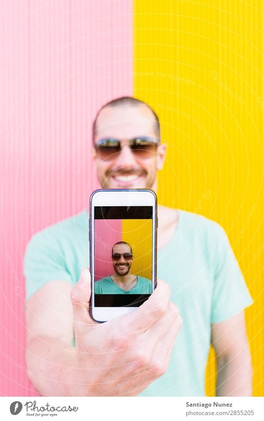 Hübsches Männerporträt mit Selbstfindung Selfie Mann Mensch Jugendliche Telefon nehmen Lifestyle Glück Porträt modern Großstadt Außenaufnahme