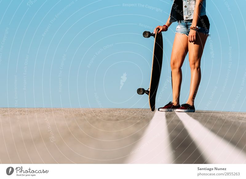 Schöne Skaterin, die mit ihrem Longboard posiert. Mädchen Frau Schlittschuhlaufen Stadt Jugendliche Sport Skateboarding Stil Reiten Schlittschuhe Glück Lächeln