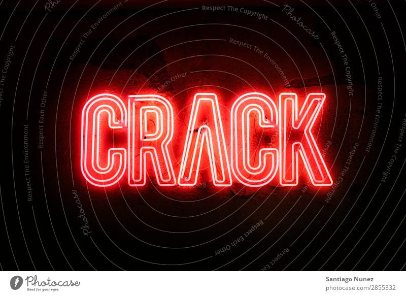 Neonschild an einer Wand - Crack Riss Deckel Pause kaputt neonfarbig glühen Zeichen Design Licht elektrisch rot Nachtleben Buchstaben mehrfarbig Element dunkel