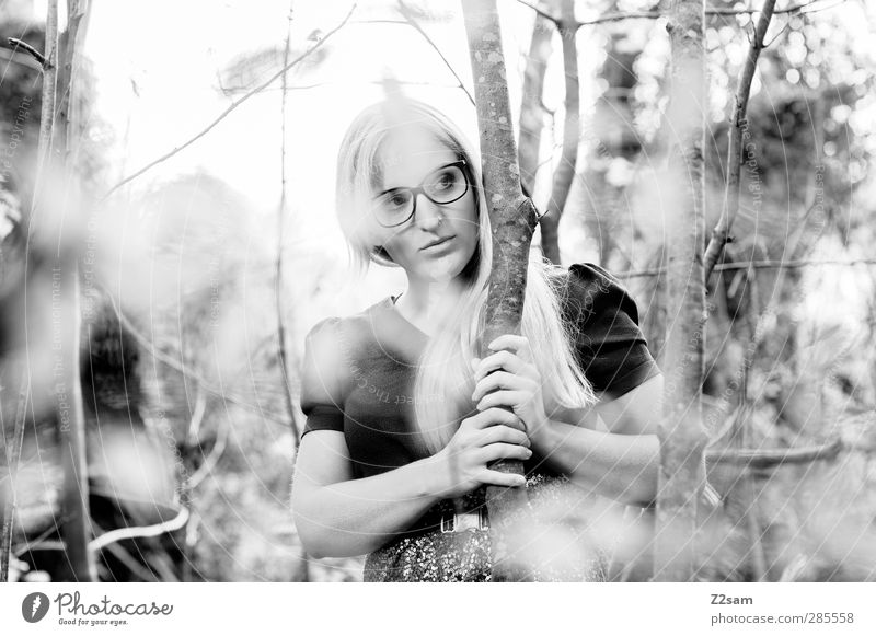FALL 2012 elegant Stil Junge Frau Jugendliche Mensch 18-30 Jahre Erwachsene Herbst Baum Sträucher Wald Mode Kleid Brille blond langhaarig beobachten berühren