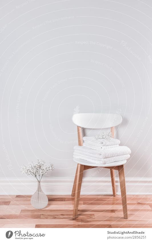 Weiße Handtücher auf einem Stuhl in einem hellen Innenraum Lifestyle Reichtum elegant Stil Design schön Körperpflege Sauna Wohnung Haus Dekoration & Verzierung