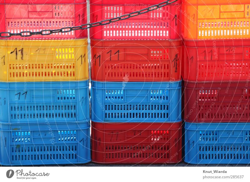 Bunte Kisten Handel Kunststoff blau mehrfarbig gelb rot Kette Fischkiste Gemüsekisten Aufbewahrung Stapel Farbfoto Außenaufnahme Menschenleer Tag