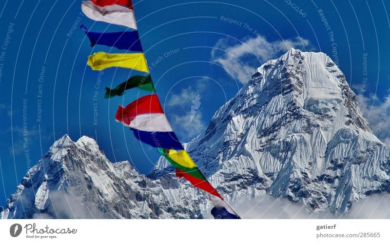 Ama Dablam Natur Landschaft Himmel Schönes Wetter Berge u. Gebirge Gipfel Schneebedeckte Gipfel Gletscher Ewigkeit Frieden träumen Nepal Himalaya Gebetsfahnen