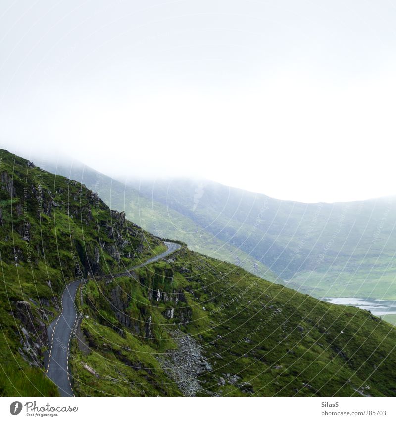 Urlaub auf der Insel II Natur Landschaft Himmel Wolken Sommer Nebel Gras Hügel Felsen Berge u. Gebirge See Republik Irland Straße Pass blau gelb grau grün weiß