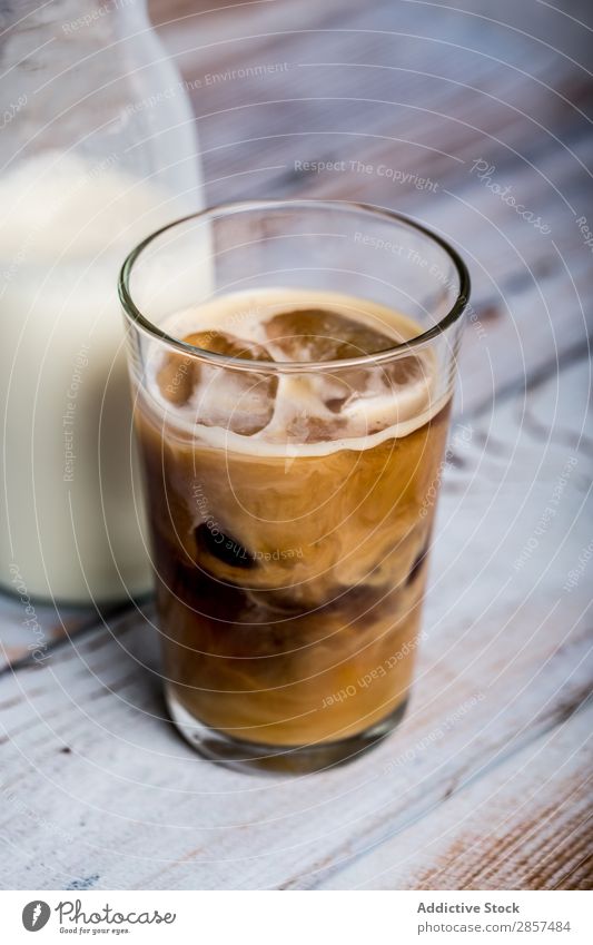 Eiskaffee mit Milch braun Koffein Kaffee kalt Creme trinken Espresso Lebensmittel Glas heiß Latte Macchiato Zucker Tisch