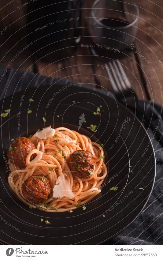 Spaghetti mit Fleischbällchen und Tomatensauce Ball Rindfleisch Käse Essen zubereiten lecker Speise Fressen Lebensmittel Feinschmecker gebastelt Zutaten