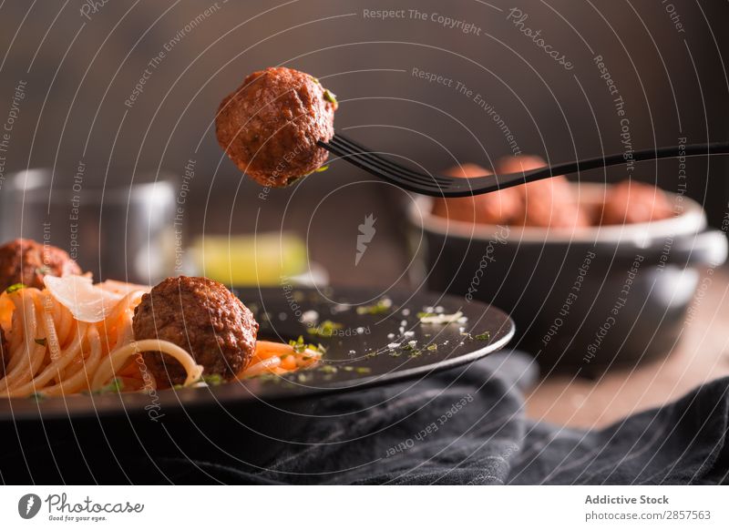 Spaghetti mit Fleischbällchen und Tomatensauce Ball Rindfleisch Käse Essen zubereiten lecker Speise Fressen Lebensmittel Feinschmecker gebastelt Zutaten