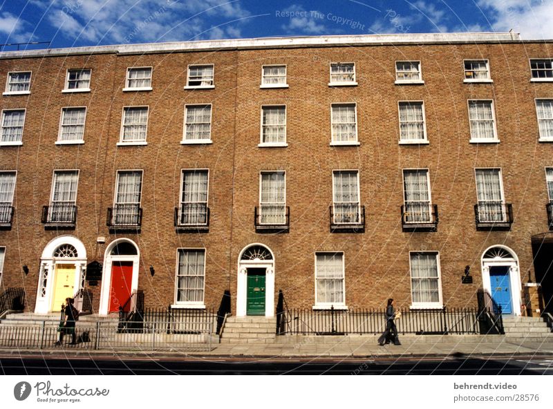 Häuserfront in Dublin Türrahmen mehrfarbig Backstein Gebäude Haus Backsteinhaus rot gelb grün Fenster Architektur Republik Irland blau Vorderseite Stein