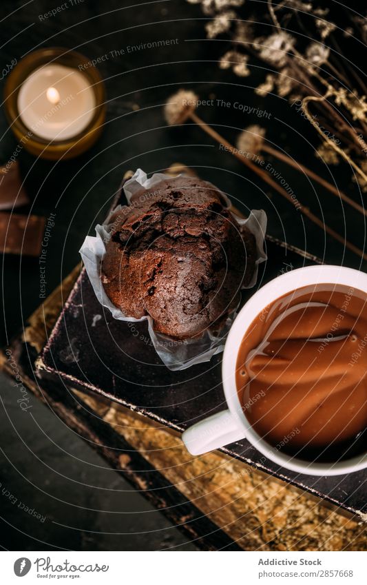 Schokoladenmuffin und Becher mit heißer Schokolade backen Buch Kuchen Kerze Kakao Cupcake Dessert trinken Lebensmittel Vogelperspektive handmande gebastelt