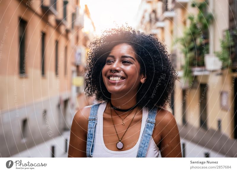 Porträt einer schönen schwarzen Frau. Afrikanisch Afro-Look Mensch Großstadt Jugendliche Mädchen Amerikaner Lächeln Glück Mode Erwachsene lässig genießen Blick