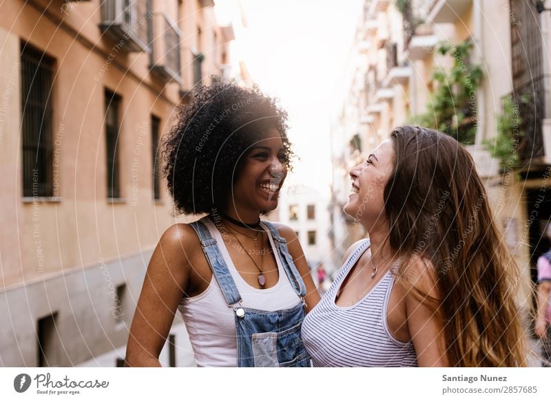 Schöne Frauen haben Spaß auf der Straße. Freundschaft Afro-Look Jugendliche Glück Sommer Porträt Mensch Freude Lächeln laufen Rassismus Erwachsene Mädchen Paar