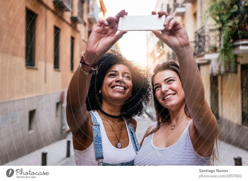 Wunderschöne Frauen, die ein Selbstporträt auf der Straße machen. Freundschaft Jugendliche Glück Sommer Mensch Freude Mobile PDA Telefon Solarzelle Fotografie