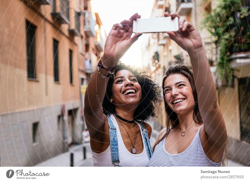 Wunderschöne Frauen, die ein Selbstporträt auf der Straße machen. Freundschaft Jugendliche Glück Sommer Mensch Freude Mobile PDA Telefon Solarzelle Fotografie