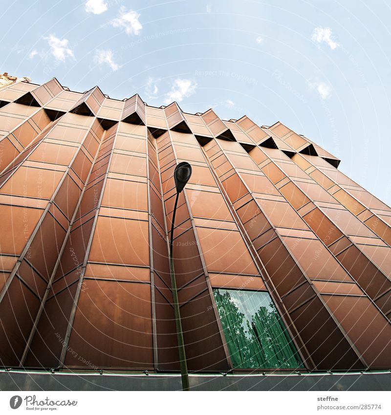 Around the World | Madrid Spanien Stadt Hauptstadt Fassade Fenster ästhetisch Metall Laterne Farbfoto Außenaufnahme