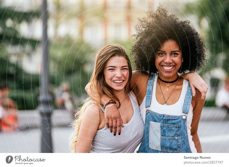 Schöne Frauen haben Spaß auf der Straße. Freundschaft Jugendliche Glück Sommer Porträt Mensch Freude Lächeln laufen Rassismus Erwachsene Mädchen Paar