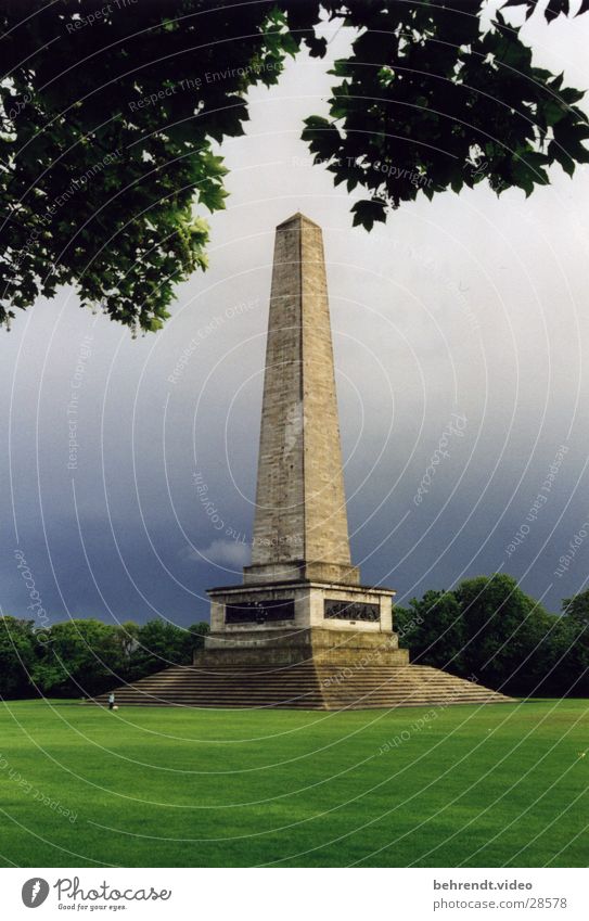 Obelisk im Dubliner Stadtpark Park grün Bauwerk Wiese Baum Blatt Geometrie Republik Irland Rasen