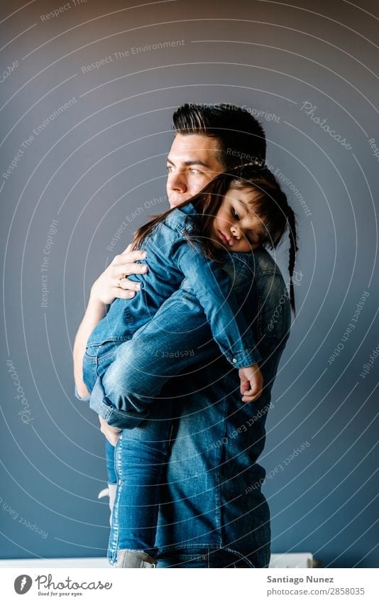 Der stolze Vater umarmt seine Tochter. Baby Tag Glück Fürsorge Umarmen umarmender Vater Jugendliche Porträt Mädchen Kind Stolz klein Mensch Hintergrundbild