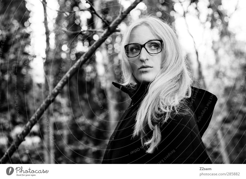 L. Lifestyle elegant Stil feminin Junge Frau Jugendliche 1 Mensch 18-30 Jahre Erwachsene Natur Landschaft Herbst Baum Sträucher Mode Jacke Mantel Brille blond