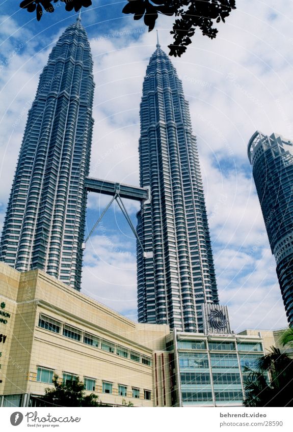 Petronas Towers mit Suria KLCC Petronas Twin Towers Malaysia Kuala Lumpur Stahl Gebäude Hochhaus Architektur Niveau Brücke Spitze aufwärts himmelwärts