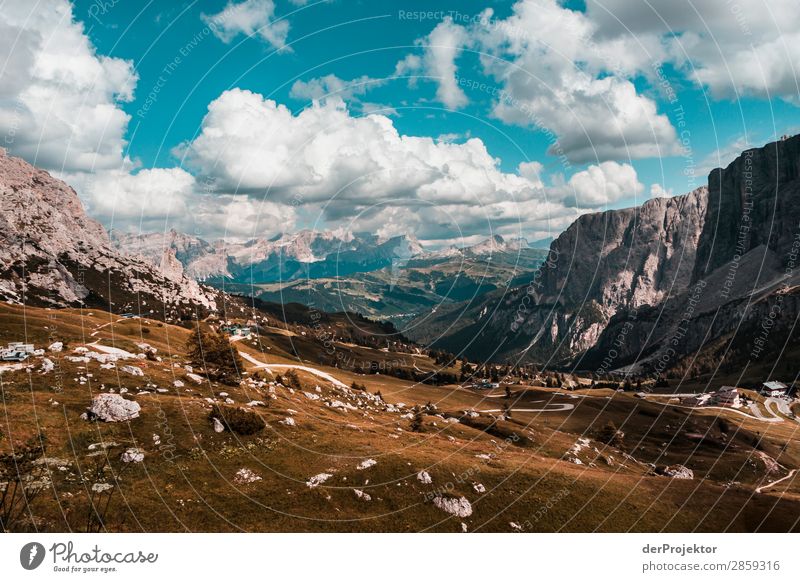 Wolken und Schatten in den Dolomiten mit Weg II Zentralperspektive Starke Tiefenschärfe Sonnenstrahlen Sonnenlicht Lichterscheinung Silhouette Kontrast Tag