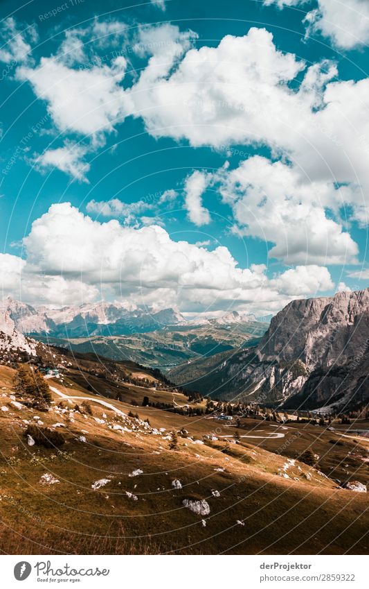 Wolken und Schatten in den Dolomiten mit Wiese III Zentralperspektive Starke Tiefenschärfe Sonnenstrahlen Sonnenlicht Lichterscheinung Silhouette Kontrast Tag